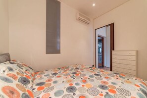 1 bedroom, iron/ironing board, WiFi - GuestHost - Pretty, quiet and tastefully renovated apartment located on the second floor of an elegant period building equipped with a lift. Perfect for 4 people in 55 m2 of space with a double bed and a sofa bed in the living room.It will allow you to v (Roma)