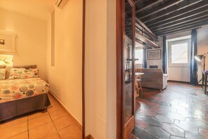 Interior - GuestHost - Pretty, quiet and tastefully renovated apartment located on the second floor of an elegant period building equipped with a lift. Perfect for 4 people in 55 m2 of space with a double bed and a sofa bed in the living room.It will allow you to v (Roma)