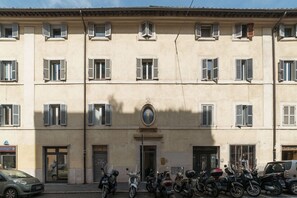 Exterior - GuestHost - Pretty, quiet and tastefully renovated apartment located on the second floor of an elegant period building equipped with a lift. Perfect for 4 people in 55 m2 of space with a double bed and a sofa bed in the living room.It will allow you to v (Roma)