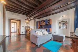 TV - Pretty, quiet and tastefully renovated apartment located on the second floor of an elegant period building equipped with a lift. Perfect for 4 people in 55 m2 of space with a double bed and a sofa bed in the living room.It will allow you to visit the cen (Roma)