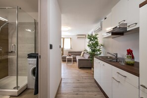 Dusj, hårføner, håndklær og såpe