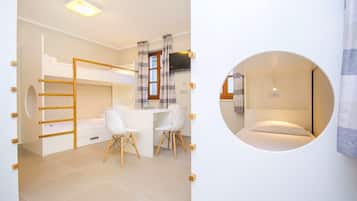 Bed in 6-Bed Dormitory Room with Private Bathroom | 1 間臥室、遮光布/窗簾、隔音、熨斗/熨衣板