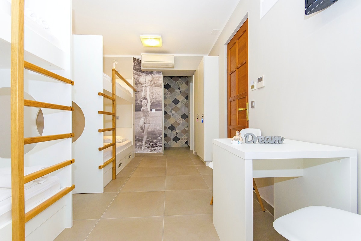 Bed in 4-Bed Dormitory Room with Private Bathroom | 1 多间卧室、遮光窗帘、隔音、熨斗/熨板