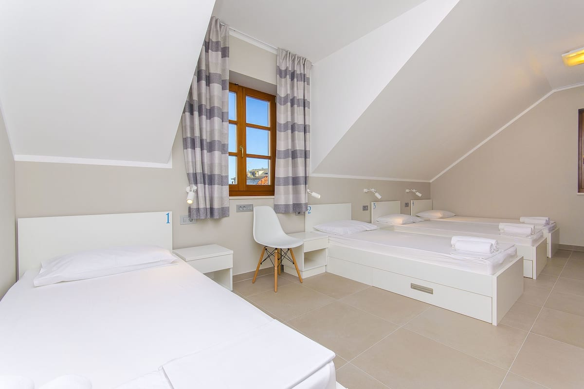 Single Bed in 4-Bed Dormitory Room with Shared Bathroom | 암막 커튼, 방음 설비, 다리미/다리미판, 무료 WiFi
