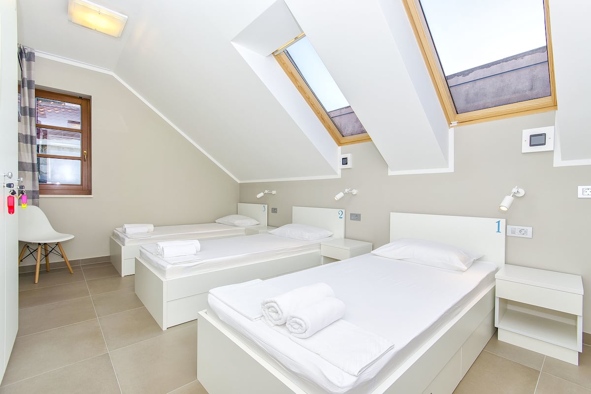 Single Bed in 3-Bed Dormitory Room with Shared Bathroom | 암막 커튼, 방음 설비, 다리미/다리미판, 무료 WiFi