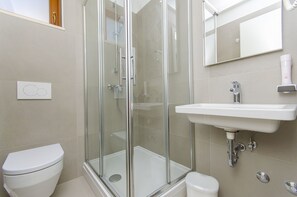 Bed in 4-Bed Dormitory Room with Shared Bathroom | Banheiro | Chuveiro, secador de cabelo, toalhas de banho, sabonete