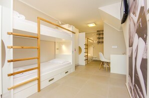 Bed in 4-Bed Dormitory Room with Private Bathroom | 1 Schlafzimmer, Verdunkelungsvorhänge, schallisolierte Zimmer