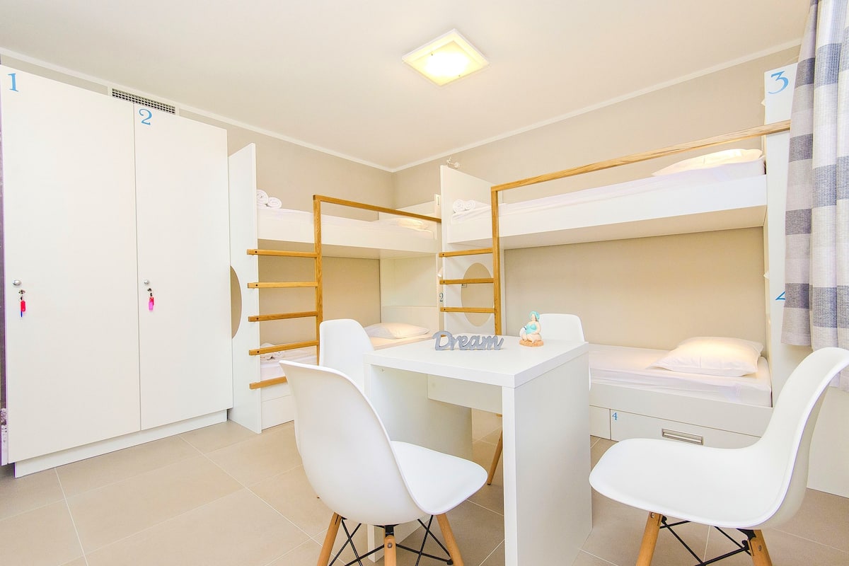 Bed in 6-Bed Dormitory Room with Private Bathroom | 암막 커튼, 방음 설비, 다리미/다리미판, 무료 WiFi