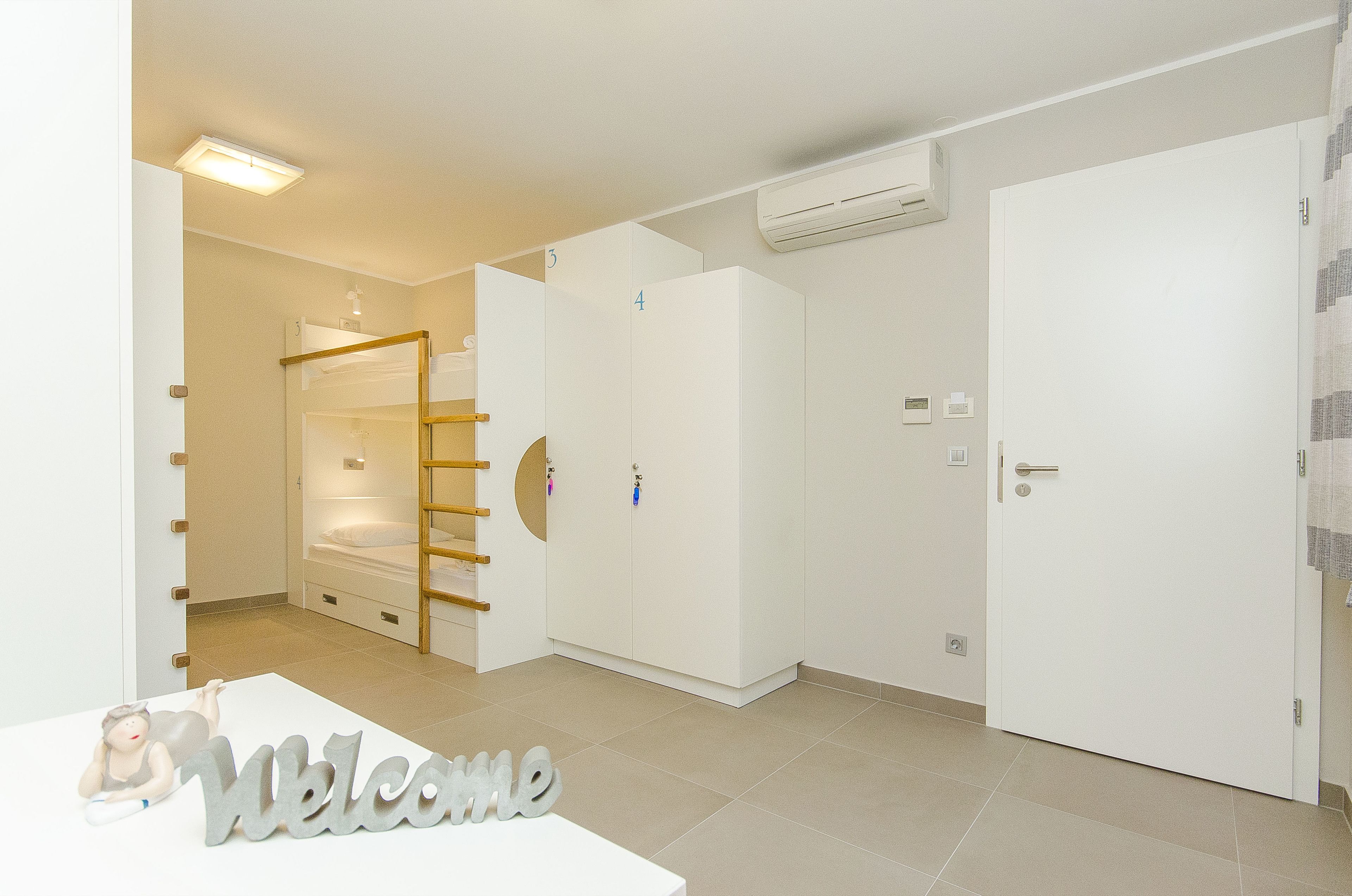 Een hotelkamer met een bed, een kledingkast en een badkamer.