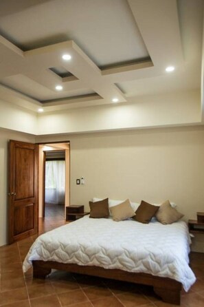 4 chambres, coffres-forts dans les chambres, fer et planche à repasser