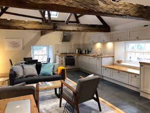 تلفزيون، كُتُب، ستيريو، مكتب