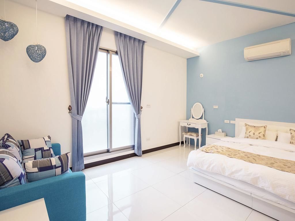 Happy Double Room | Desk, blackout drapes, soundproofing, cribs/infant beds