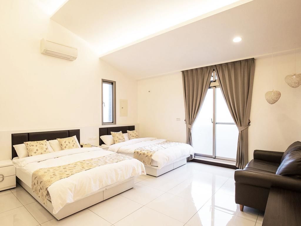 Kamar Quadruple | Meja kerja, tirai kedap cahaya, dan kedap suara