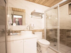 Habitación doble | Baño | Ducha, artículos de higiene personal gratuitos y secador de pelo