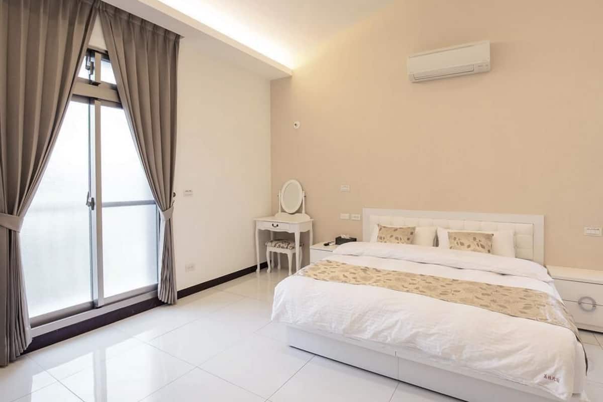 Auspicious Double Room | Desk, blackout drapes, soundproofing, cribs/infant beds