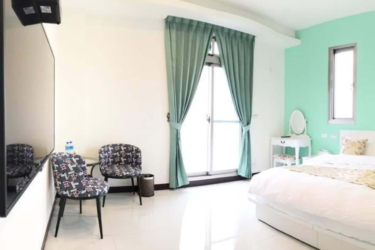 Joyful Double Room | Desk, blackout drapes, soundproofing, cribs/infant beds