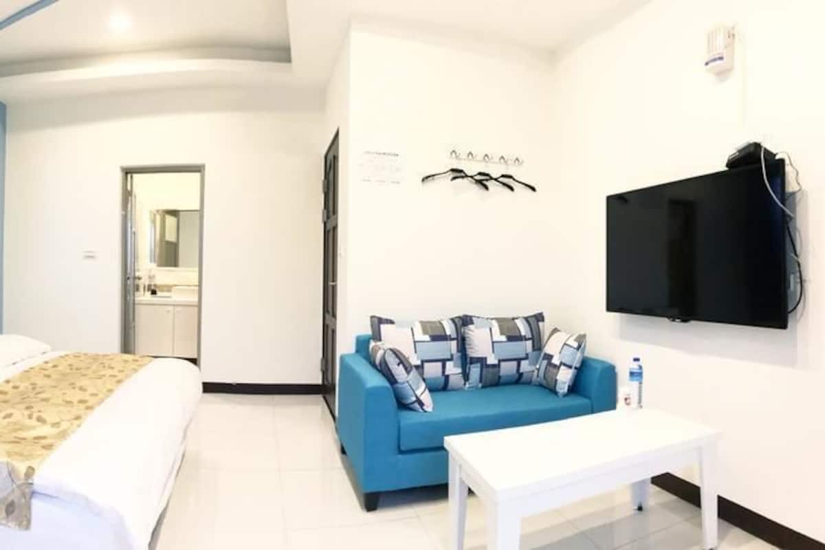 Happy Double Room | Desk, blackout drapes, soundproofing, cribs/infant beds