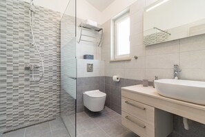 Een douche, een haardroger, handdoeken
