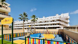 Un espace de jeux pour enfants avec des équipements colorés et un panneau indiquant le parc Vista.