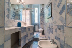 Douche, sèche-cheveux, bidet, serviettes fournies