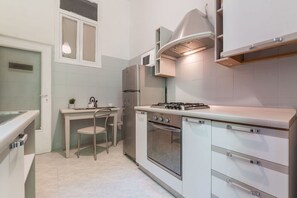Refrigerador, horno, parrilla de estufa y cafetera y tetera 