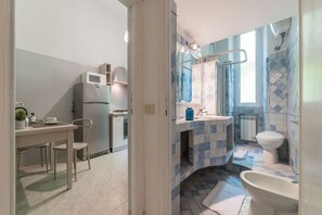 Douche, séchoir à cheveux, bidet, serviettes fournies