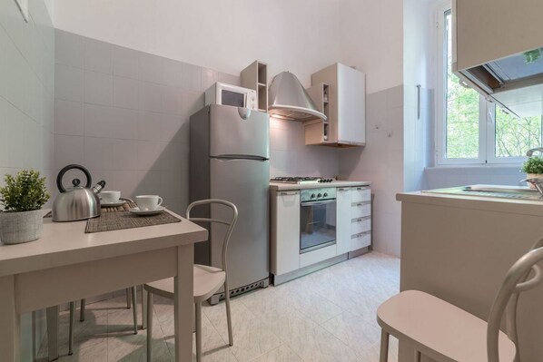 Kühlschrank, Ofen, Herdplatte, Wasserkocher mit Kaffee-/Teezubehör