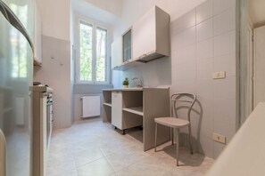 Fridge, oven, stovetop, coffee/tea maker