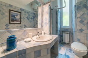 Douche, sèche-cheveux, bidet, serviettes fournies