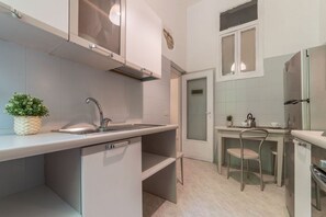 Kühlschrank, Ofen, Herdplatte, Wasserkocher mit Kaffee-/Teezubehör