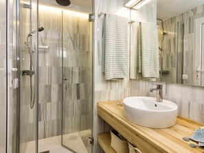 Shower, towels, shampoo
