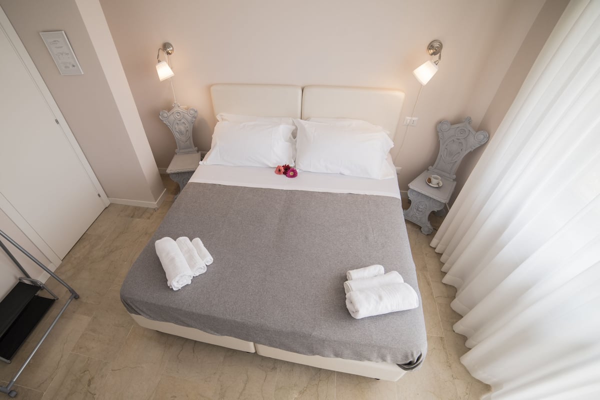 Quarto casal, 1 cama Queen (Teatro Politeama) | Frigobar, escrivaninha, quartos à prova de som, Wi-Fi de cortesia