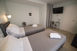 Superior Double or Twin Room (Marina) | Minibar, desk, soundproofing, free WiFi - Attico 33 B&B (Palermo)