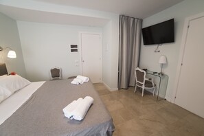 Superior Double or Twin Room (Marina) | Minibar, desk, soundproofing, free WiFi - Attico 33 B&B (Palermo)