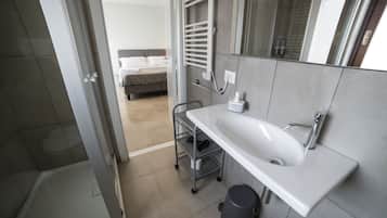 Superior Double or Twin Room (Marina) | Bathroom | Shower, rainfall showerhead, free toiletries, hair dryer