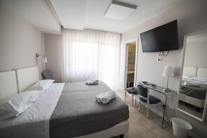 Double Room, 1 Queen Bed (Teatro Politeama) | Minibar, desk, soundproofing, free WiFi - Attico 33 B&B (Palermo)