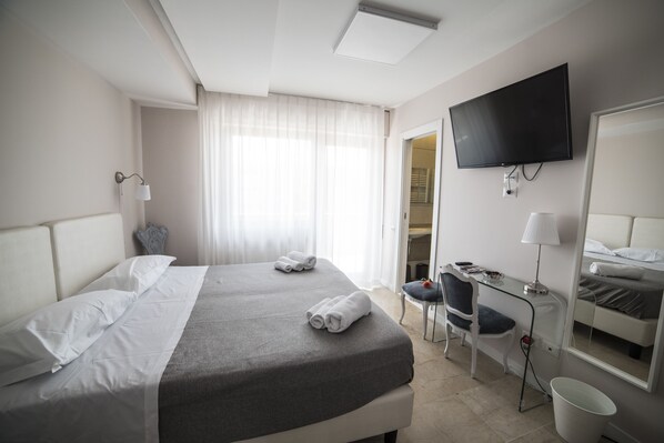 Double Room, 1 Queen Bed (Teatro Politeama) | Minibar, desk, soundproofing, free WiFi - Attico 33 B&B (Palermo)