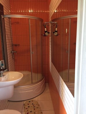Habitación doble | Baño | Regadera, secadora de cabello, toallas, jabón