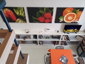 Familie vierpersoonskamer | Individueel gedecoreerd, individueel gemeubileerd, een bureau