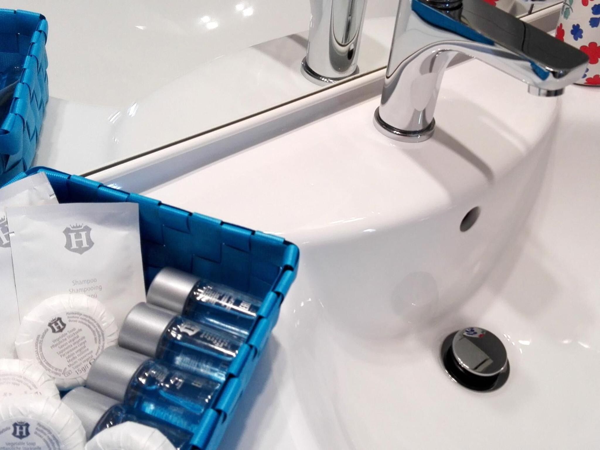 Douche, douche à « effet pluie », articles de toilette gratuits