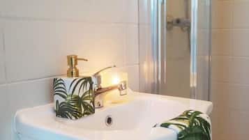 Standard-Apartment, Strandblick | Badezimmer | Dusche, Haartrockner, Handtücher, Toilettenpapier