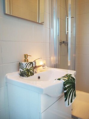 Departamento estándar, vista a la playa | Baño | Regadera, secadora de cabello, toallas, papel de baño