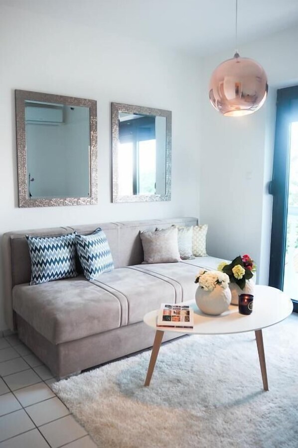 Standard Apartment, Beach View | Living area | Smart TV - Villa Lotus (Pag)