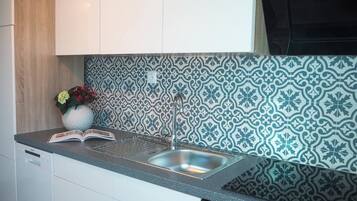 Refrigerador, horno, parrilla de estufa y tetera eléctrica