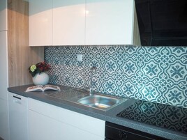 Fridge, oven, stovetop, electric kettle