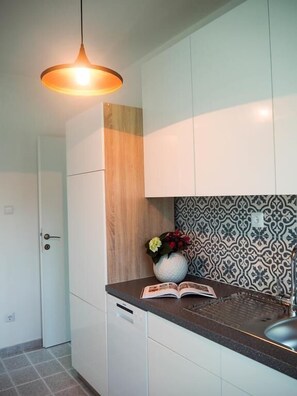Refrigerador, horno, placa de cocina, tetera/pava eléctrica