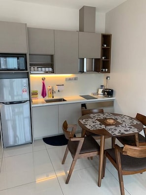 Full-size fridge, microwave, stovetop, electric kettle
