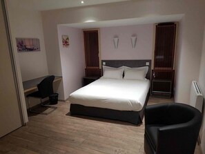 Tweepersoonskamer | Luxe beddengoed, een minibar, individueel gedecoreerd