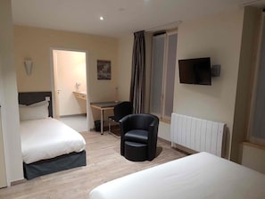 Driepersoonskamer | Luxe beddengoed, een minibar, individueel gedecoreerd