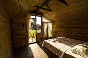 Bungalow familiar, vista al jardín | 1 habitación, escritorio, wifi gratis y ropa de cama